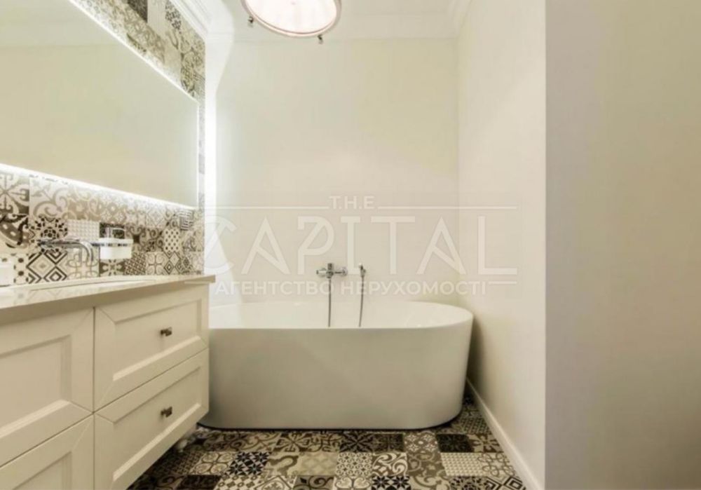 Аренда  4-к квартиры  11 м2 ЖК Французский квартал 2  Центр