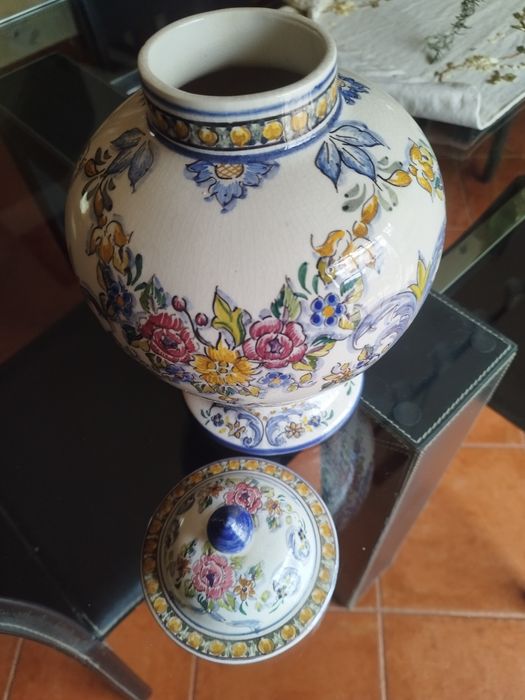 Pote decorativo de cerâmica azul e branca