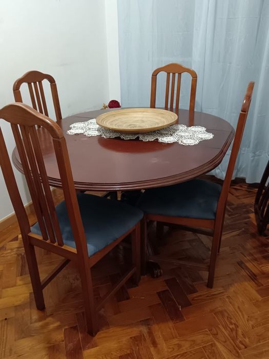 Mesa em Madeira 6 Cadeiras