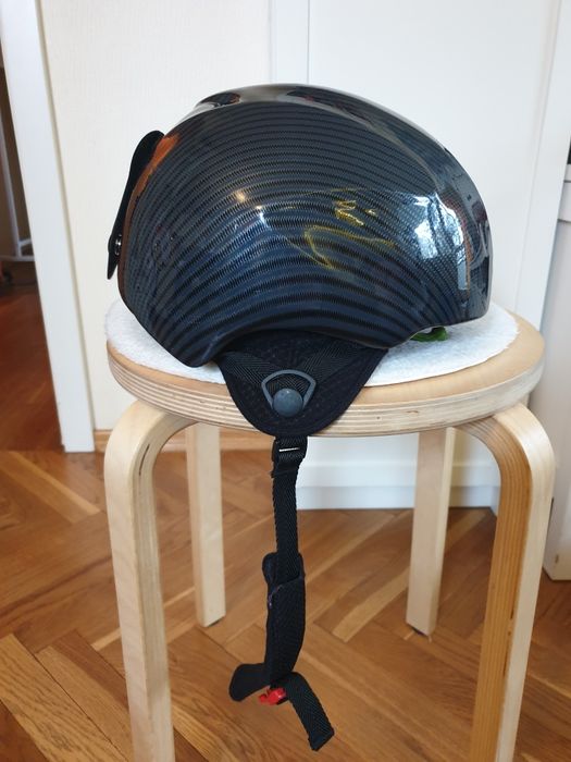 Karbonowy kask narciarski z miękkimi nausznikami. 54/57