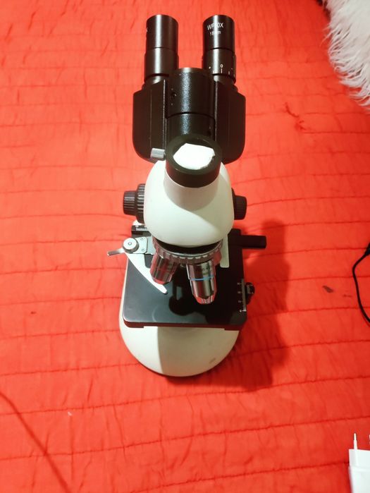 Microscópio profissional