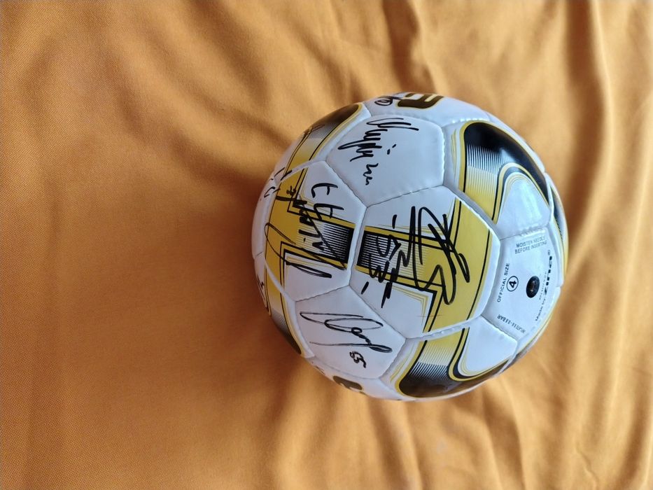 Piłka z autografami zawodników Pogoń Szczecin