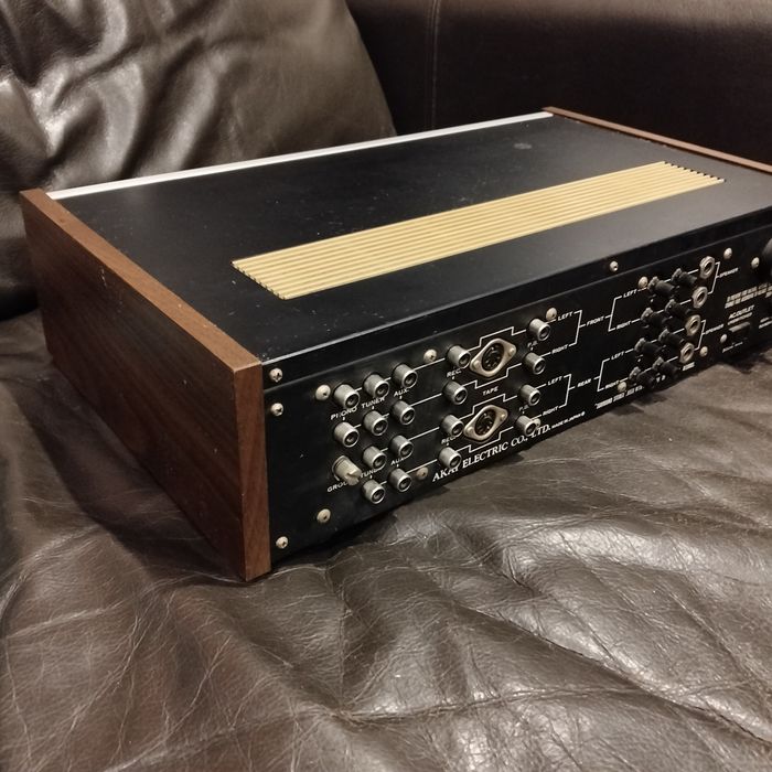 Amplificador Akai AA-6100