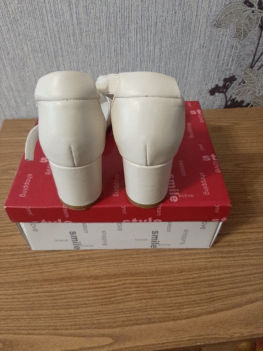 Шкіряні босоніжки.