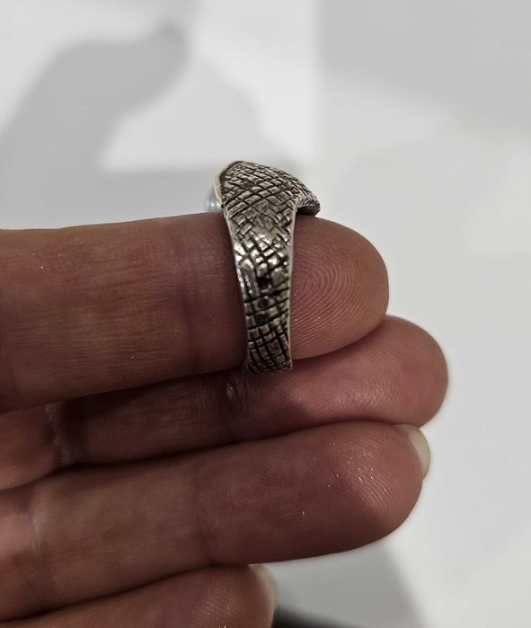 Anel prata e pérolas.