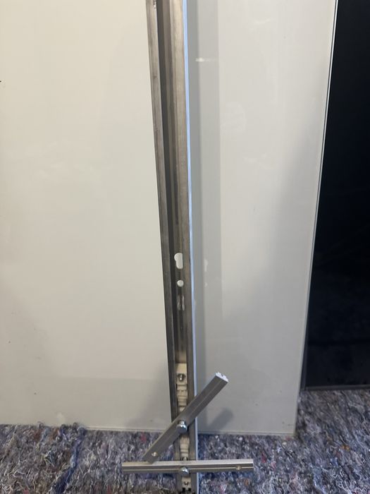 Porta de correr branca com puxador com placa lateral e sistema de correr chão livre