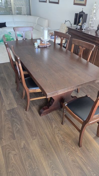Mesa de Sala de jantar e conjunto de cadeiras