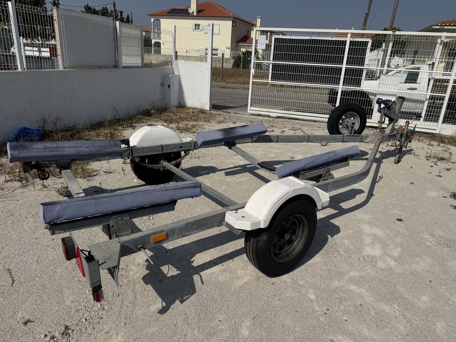 Atrelado com matrícula e livrete para Transporte de Barcos até 5,5 m – 750 kg PB com Travão