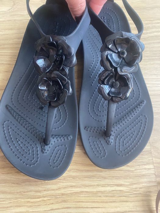 Crocs Serena Flip z kwiatami 3D