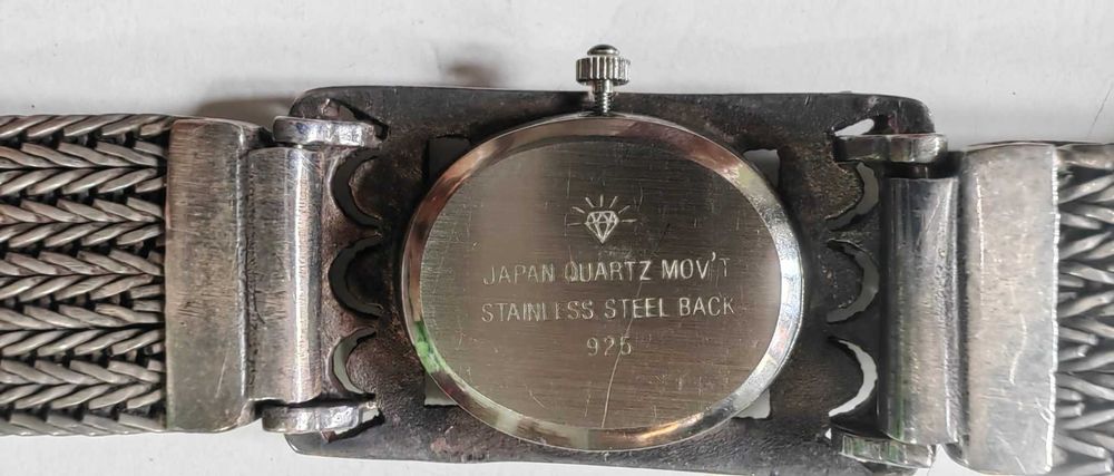 Relógio de Senhora em prata 925 e pedras encrustadas.