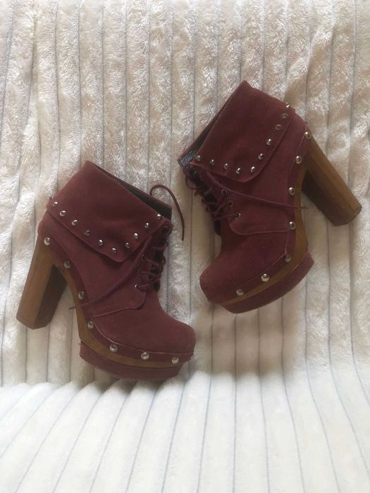 Botas salto plataforma bordô com tachas