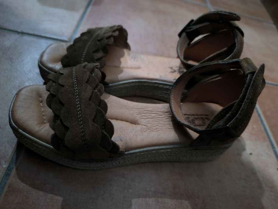 Sandálias castanhas