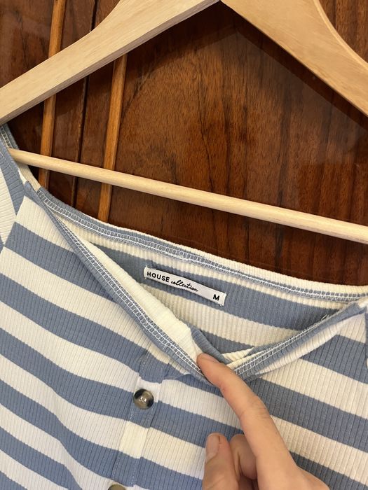 Dopasowana sukienka w paski