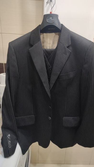 Garnitur męski czarny w prążek