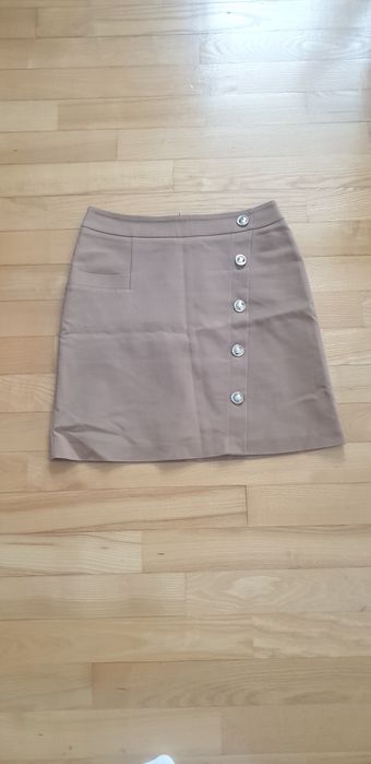 Brązowa spódnica z ozdobnymi guzikami taranko