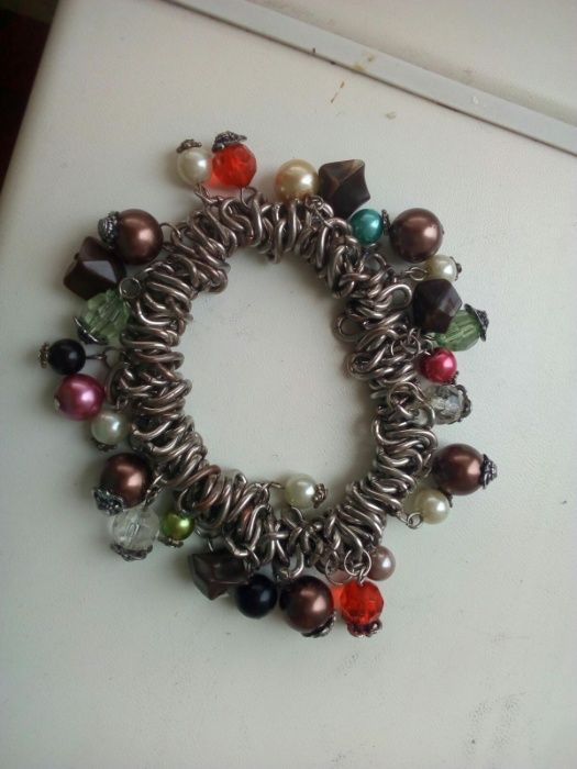 Браслет с камушками на резинке