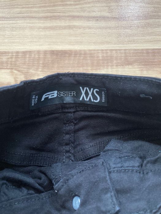 Czarne jeansy flare dzwony z wysokim stanem