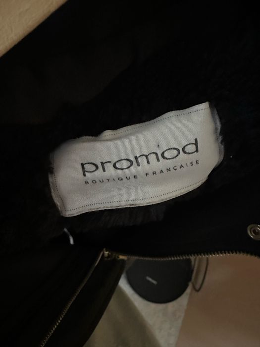 Чорна французька парка бренду promod