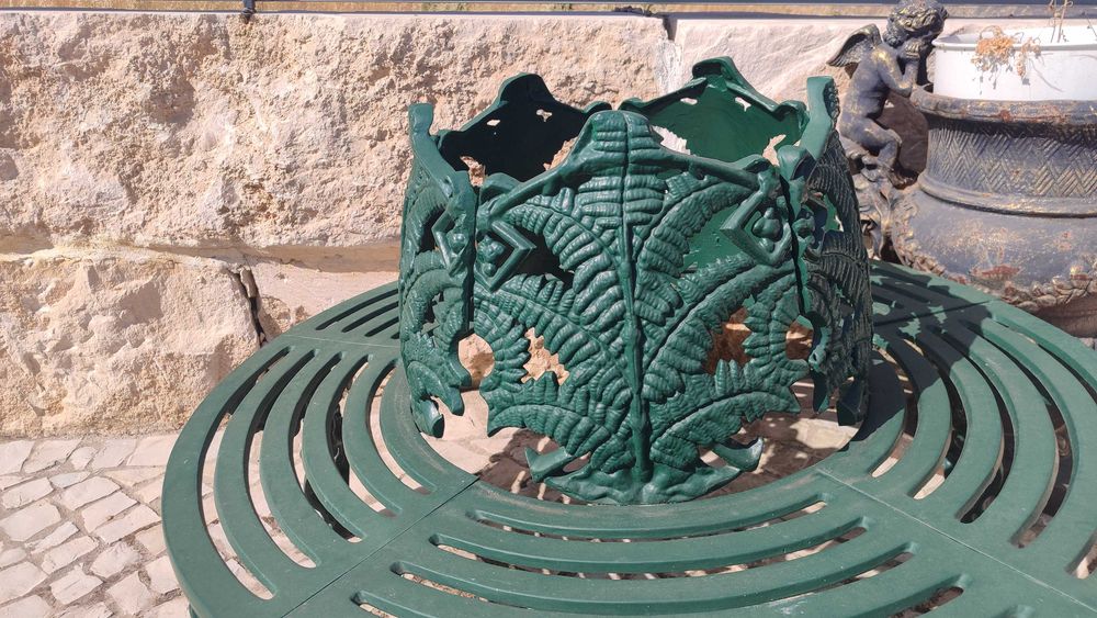 Banco de jardim em ferro forjado