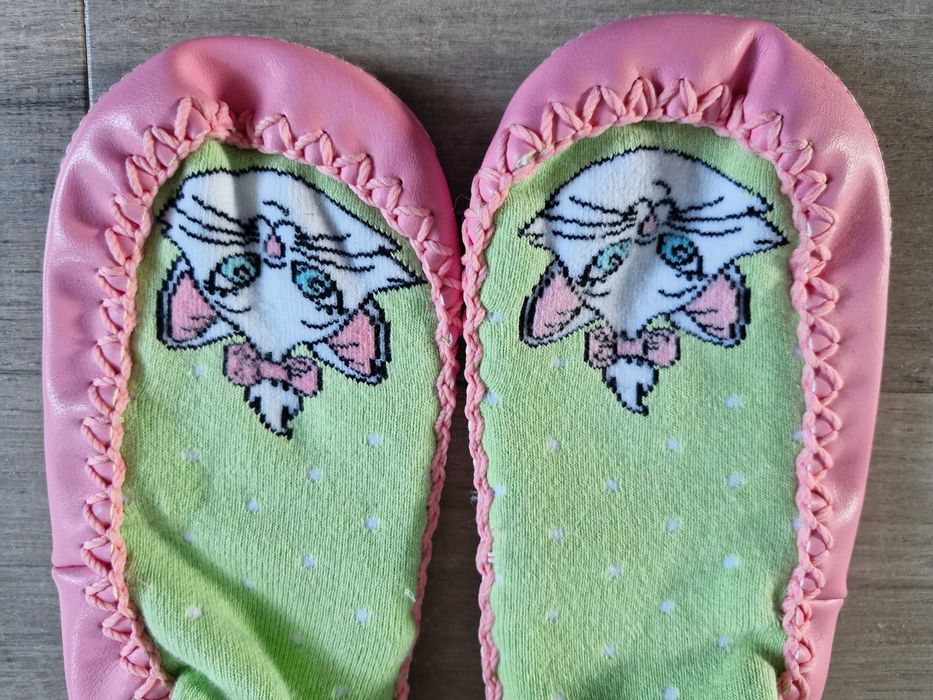 Kapcie buciki bambosze kotek Marie Disney r.26-27 HM Nowe