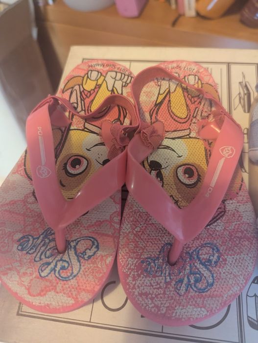 Sandálias e havaianas 24