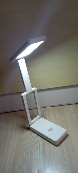 Портативна настільна акумуляторна лед лампа