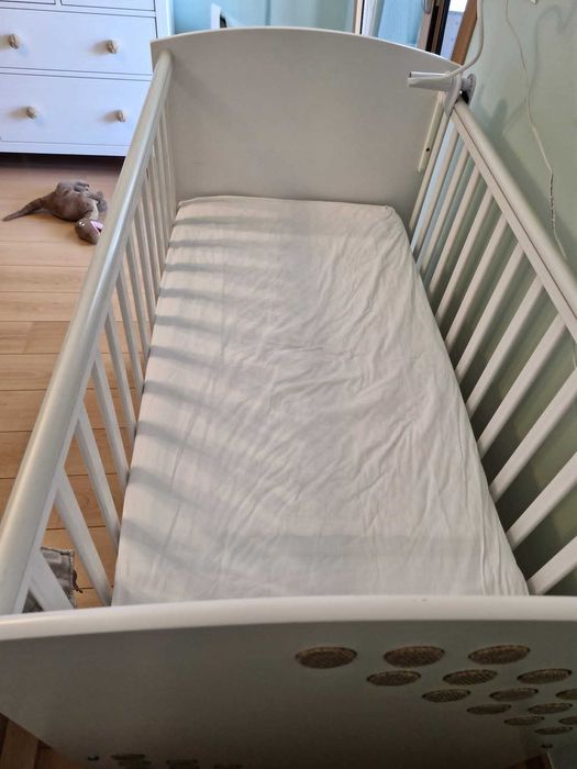Berço com Colchão Pueri e roupa de cama