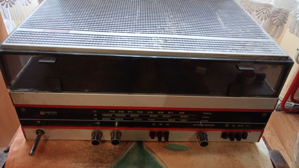 Gramofon z radiem radio gra Zamiana