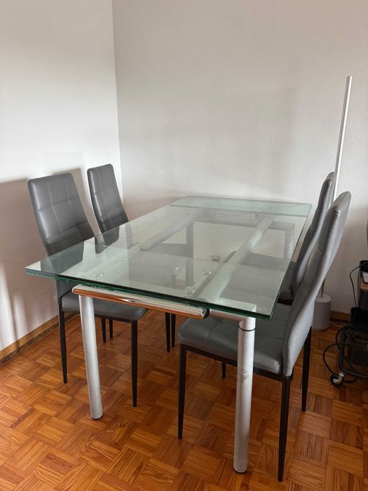 Conjunto mesa e 4 cadeiras