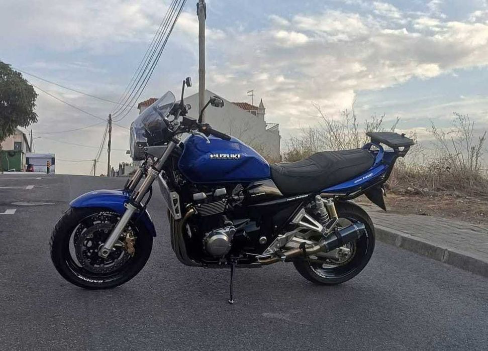 Suzuki GSX 1400 em estado impecável
