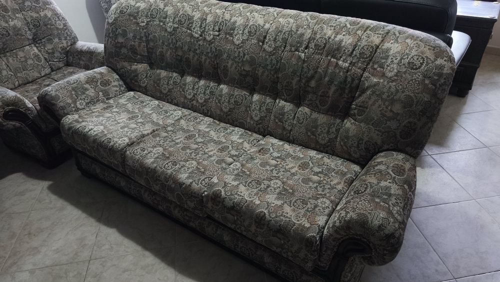 Conjunto de Sofás Clássicos (Sofá-Cama 3 Lugares + 2 Cadeirões) – Excelente Estado