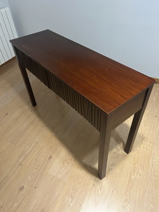 Consola / Aparador de Madeira com Gavetas Caneladas – Design Moderno