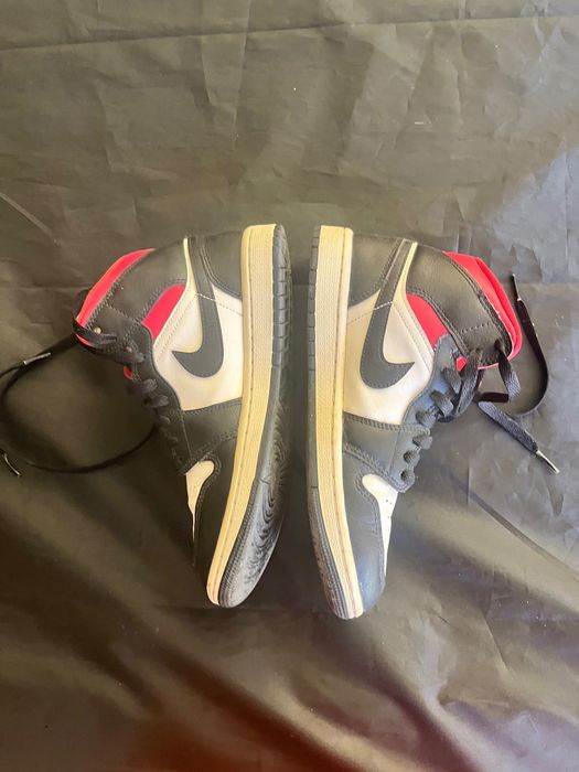 Air Jordan 1 MID vermelhas e pretas