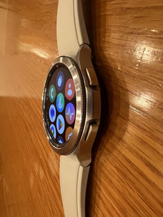 Samsung Galaxy Watch 4 Classic 46mm — Elegante, Potente e Como Novo!