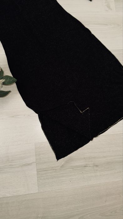 Тепленька сукня до колін по бокам з розрізами