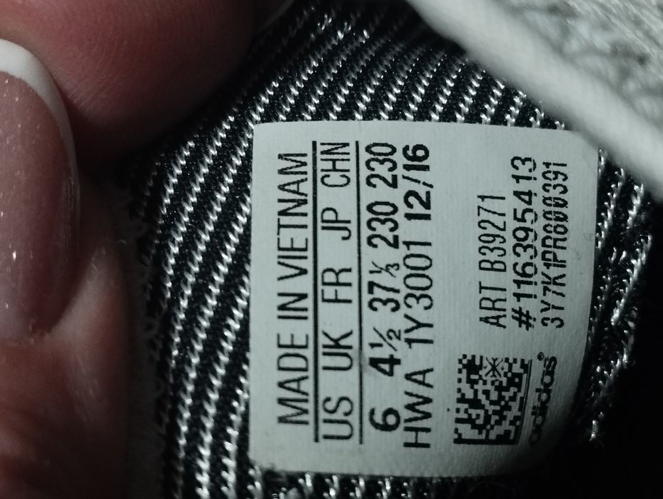 Продам Adidas кроссовки