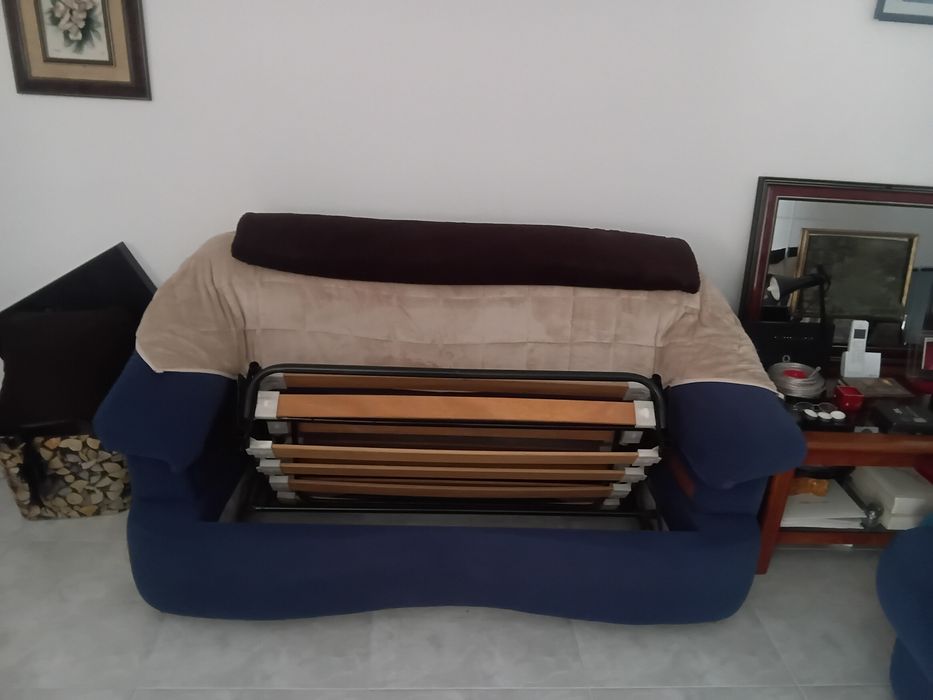 SOFÁS DE 2 E DE 3 Lugares  Com Boa Extrutura e Bem  Conservados.