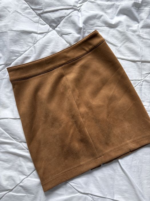 Zamszowa spódnica z suwakiem camel brązowa