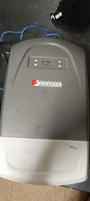 Motor para portão de garagem Proteco Libra 700N.Tem uma potência nominal de 100W