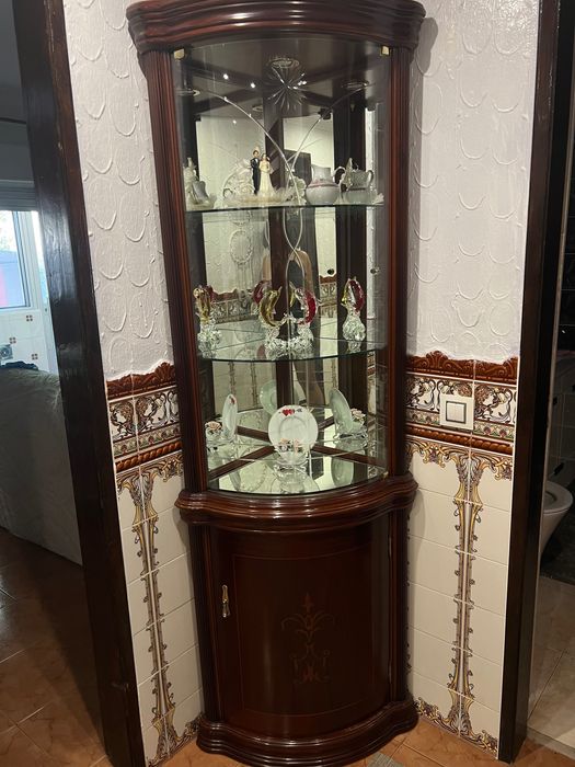 Cristaleira/Vitrine de Canto em Madeira com Espelho e Iluminação