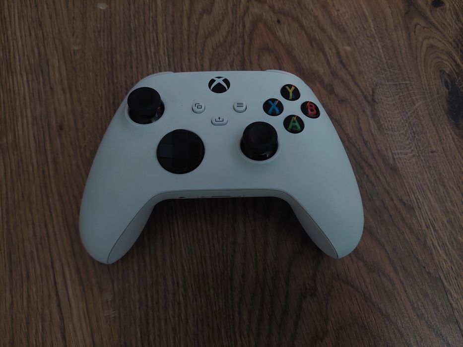 Xbox One X 1TB в отличном состоянии