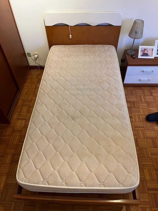 Cama + Mesa de Cabeceira