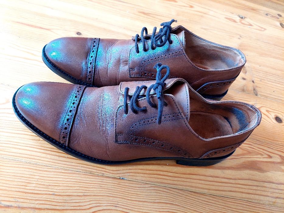 Sapatos de atacadores