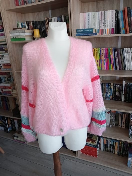 Sweter z bufiastymi rękawami rękodzieło