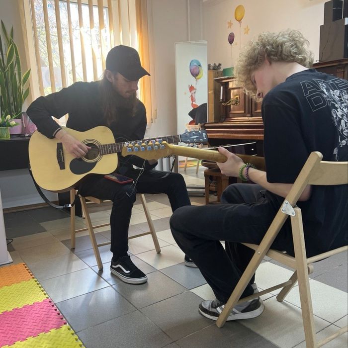 Музична школа Fox Music Club уроки гри на гітарі вокал Оболонь Мінська