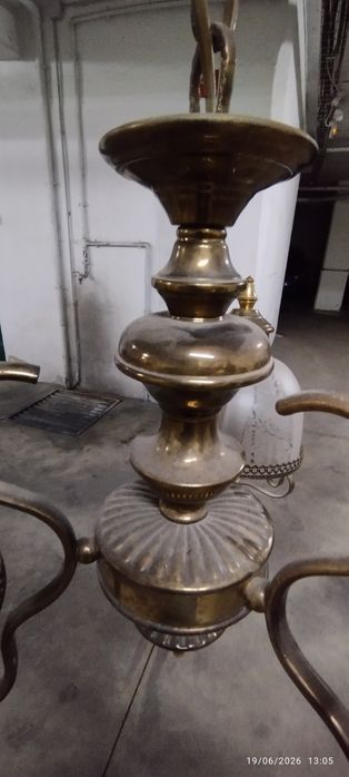 Candeeiro de tecto em latão. Em Loulé.