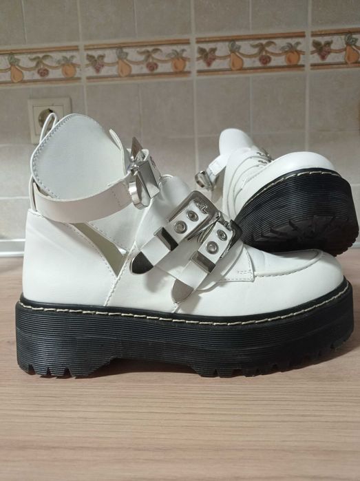 Sapatos de plataforma abertos