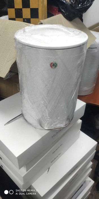 Мусорные ведра белые с крышкой 8л и сетка 27*30 кв