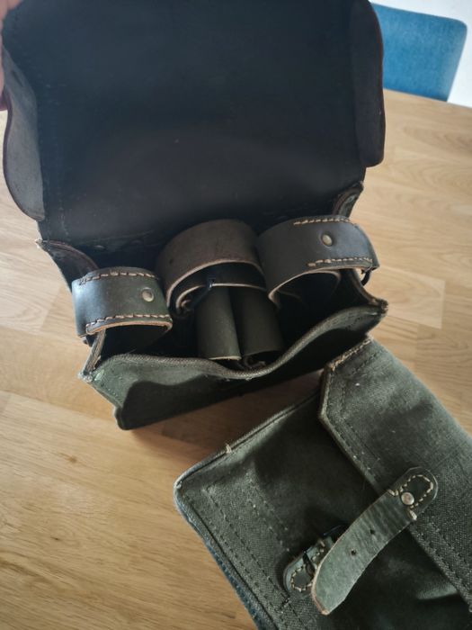 Duas bolsas militares