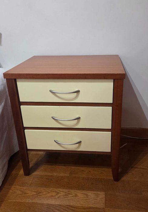 Armário de portas com prateleiras + prateira + camiseiro + mesa cabeceira